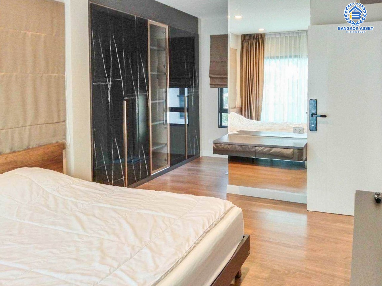 บ้านมือสอง ม.เวนิว พระราม9 หลังมุม เนื้อที่ 51.4 ตร.ว. ฟังก์ชัน 3 ห้องนอน 3 ห้องน้ำ จอดรถได้ 2 คัน บนทำเลเชื่อมต่อหลายเส้นทาง ถ.ศรีนครินทร์, ถ.กรุงเทพกรีฑา, ถ.ร่มเกล้า, ถ.รามคำแหง ใกล้ทางด่วน "ทับช้าง มอเตอร์เวย์" และ ทางด่วน ศรีรัช และแฟชั่นไอส์แลนด์...